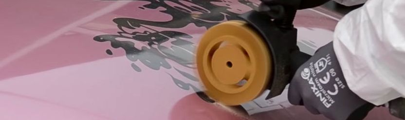 Aufkleber vom Auto entfernen