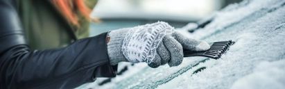 Dégivrage des vitres d'une voiture. Voici comment procéder facilement et en toute sécurité.