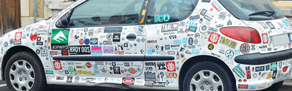 Stickers en Lijmresten van je auto verwijderen. Zo doe je dat veilig