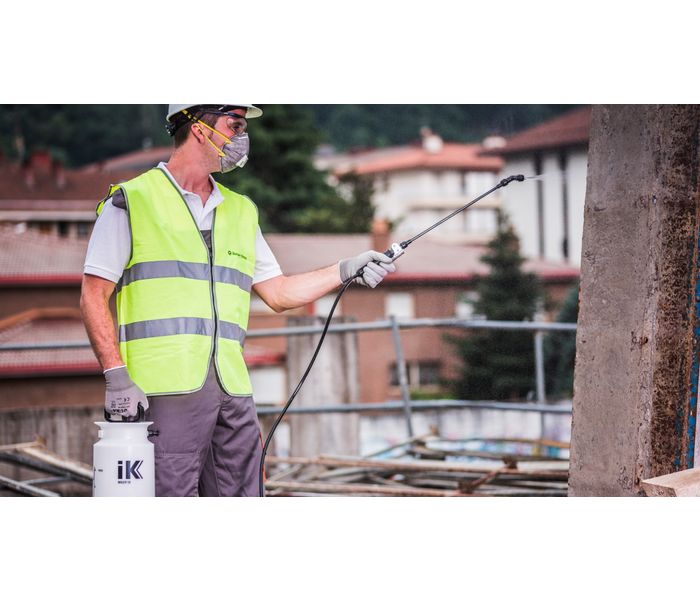 IK Multi 9 - Spruzzatore a Pressione Resistente agli Acidi - Maniglia in Metallo - Valvola di Sicurezza - Tracolla - Serbatoio 9L - per Prodotti di Pulizia e Giardino